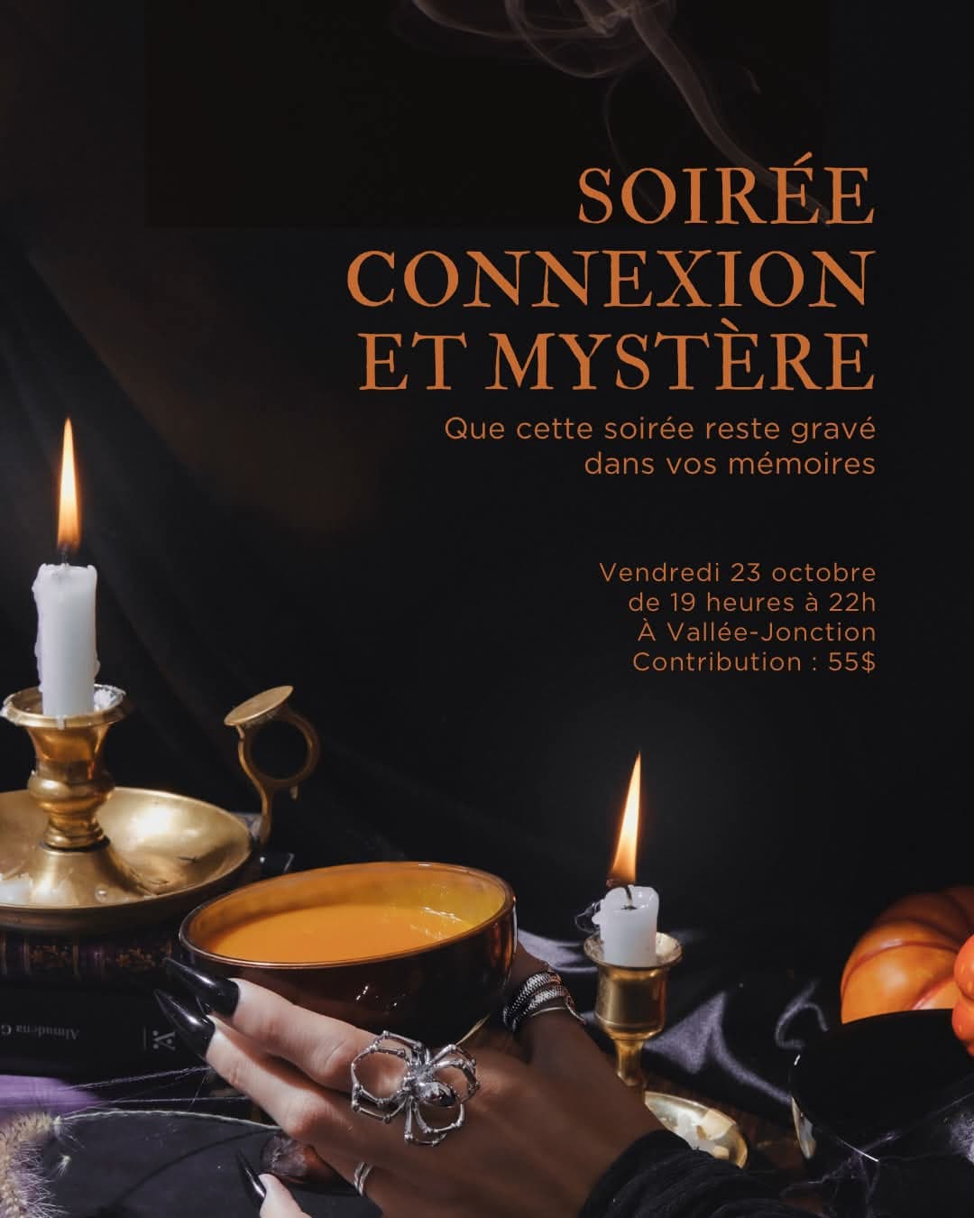 Affiche d'ambiance de la soirée : chandelles allumées, bol dans une main ornée d'une bague en forme d'araignée, décor mystérieux aux teintes orangées.
